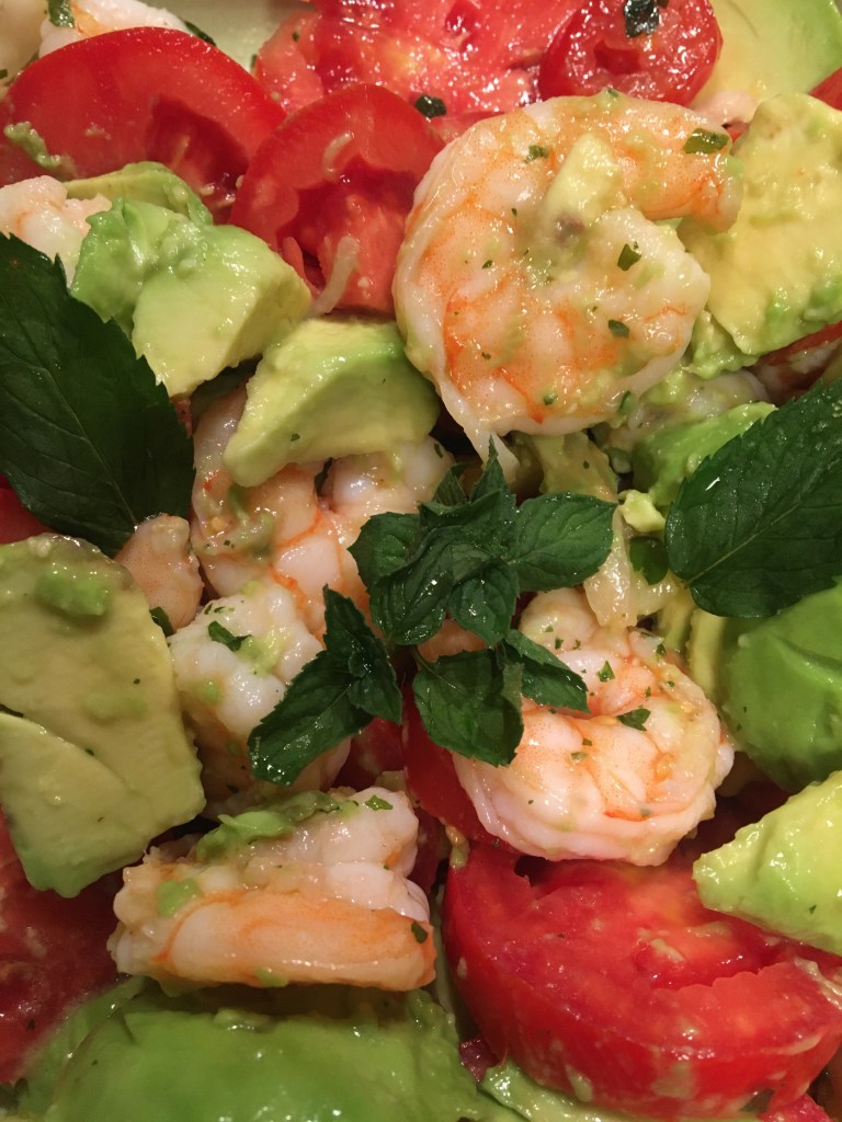 Abbinare menta e limone rende meno forte il sapore della menta, creando un piatto delicato e estivo come: l'insalata di gamberi e avocado pomodori e limone
